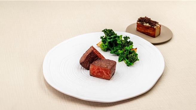 「C’est Bon」欧陆餐厅圣诞套餐，主餐「澳洲纯血9＋和牛上盖」搭配马铃薯千层及黑松露酱汁，鲜嫩肉质入口即化。(北投丽禧温泉酒店提供)