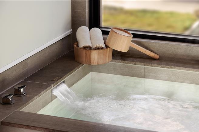 礁溪寒沐酒店每间房间都设有汤屋，让旅人在房内即可泡汤祛寒，享受汤泉洗涤身心所带来的疗癒。(礁溪寒沐酒店提供)