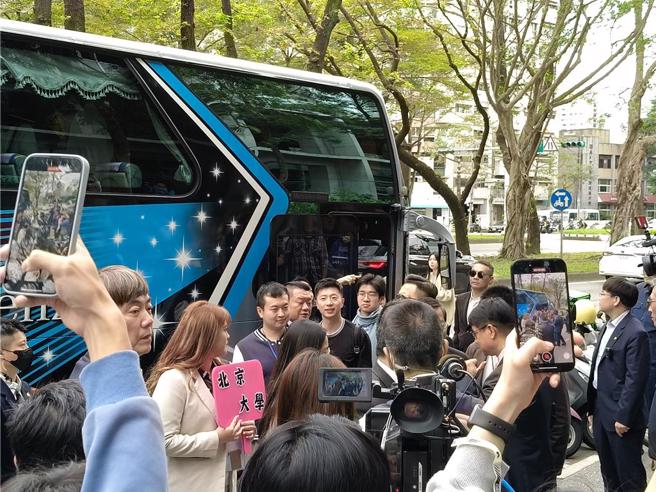 陆生团3日上午赴台湾大学参访，奥运金牌桌球选手马龙一抵达，依旧被学生与大批粉丝热情包围。(李侑珊摄)