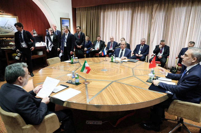 2024年12月7日，卡达多哈举行的多哈论坛期间，俄罗斯外长拉夫罗夫（Sergei Lavrov）、伊朗外交部长阿拉奇（Abbas Araghchi）以及土耳其外长费丹（Hakan Fidan）。在内的官员出席了阿斯塔纳格式会议，讨论叙利亚危机。（路透社）