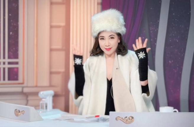 陈文茜自爆肺腺癌復发，晒復工照喊「照常录影」。（图／脸书 文茜的世界周报 Sisy's World News）