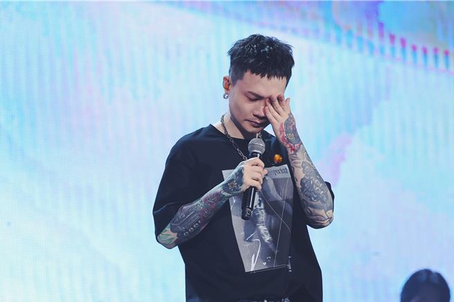 萧秉治7日在小巨蛋演唱会上泪谢女友。（相信音乐提供）