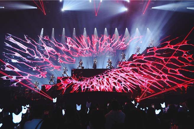 萧秉治7日穿着银色战神装霸气登场。（相信音乐提供）