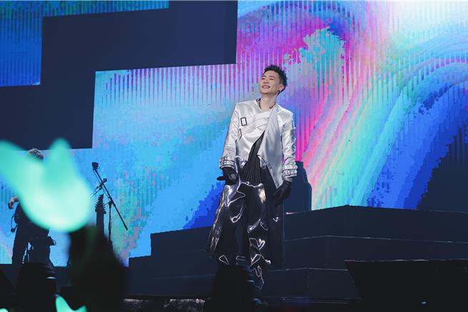 萧秉治7日穿着银色战神装霸气登场。（相信音乐提供）