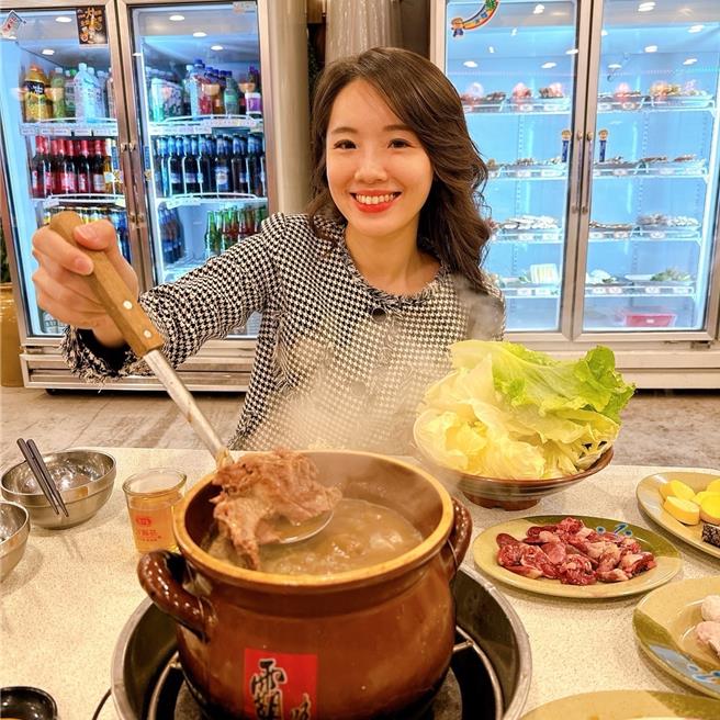 寒流来袭，民眾纷纷选择进补，但常会「补过头」，反而伤身。营养师许睿慈至姜母鸭店家示范食材吃法，并提出健康进补的5大心法，让民眾健康过冬。（徐佑升摄）