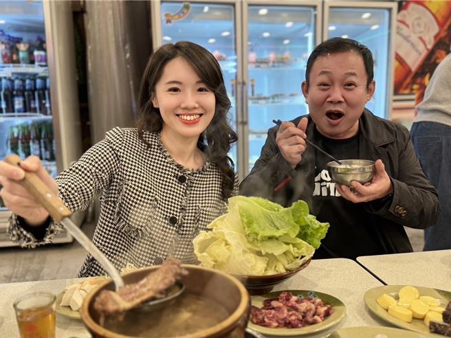 营养师许睿慈（左）至姜母鸭店家示范食材吃法，并提出健康进补的5大心法，店长同时也是资深艺人郑志伟（右）一同来「上课」，了解如何健康进补。（徐佑升摄）