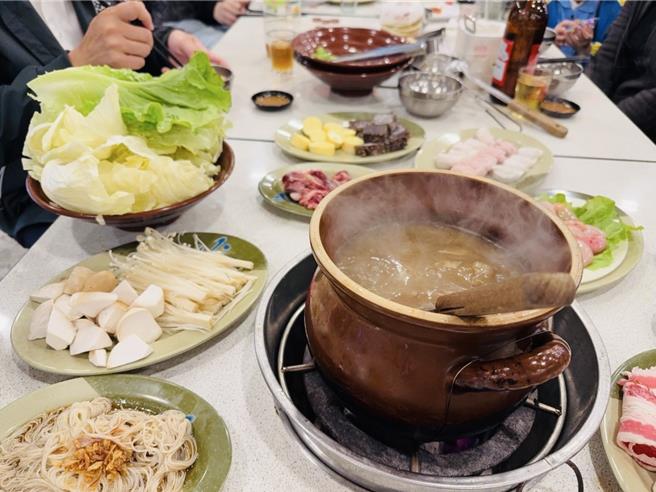 营养师许睿慈指出，在进补时要多吃蔬菜，汤底要酌量食用，也要减少加工食品的摄取，才不会给身体过多负担，健康过冬。（徐佑升摄）
