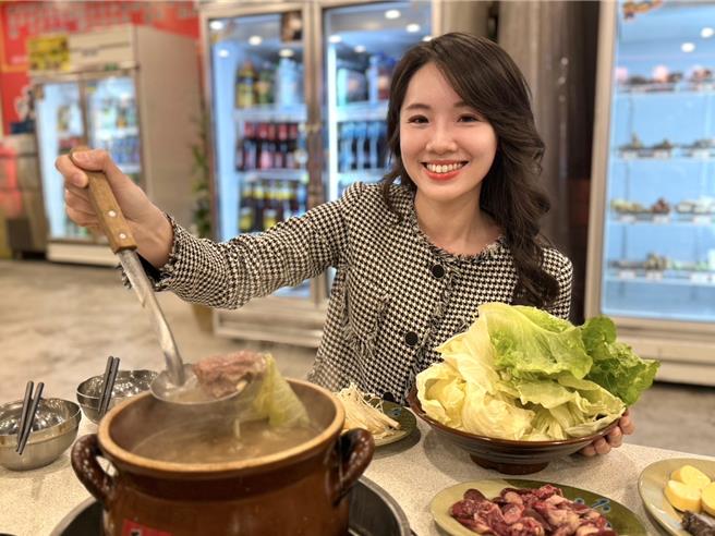 营养师许睿慈指出，在进补时要多吃蔬菜，汤底要酌量食用，也要减少加工食品的摄取，才不会给身体过多负担，健康过冬。（徐佑升摄）