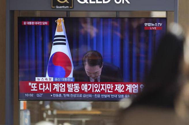 南韩总统尹锡悦7日在解严后首度公开露面，向国人致歉。（美联社）