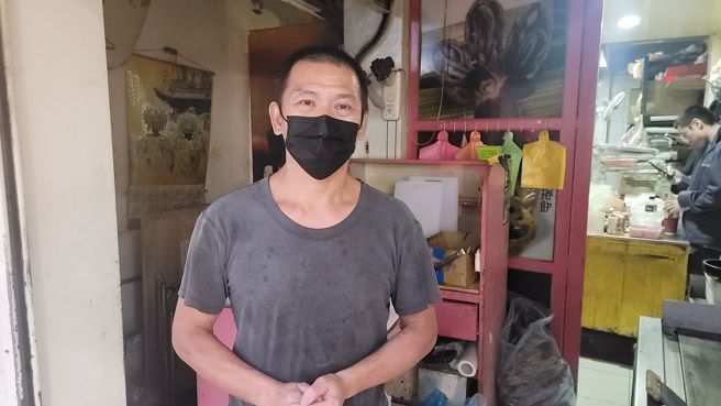 卷饼达人黄老板表示，他都把客人当家人，客人也把他当家人，现在要收摊非常不舍。（黄朝郁摄）