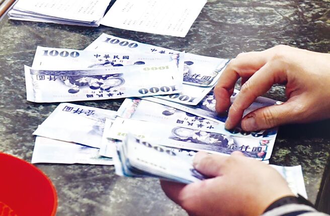 10月寿险给付金额暌违七个月降到2,100亿下，10月只剩下2,011亿元，创下八个月新低。图／本报资料照片