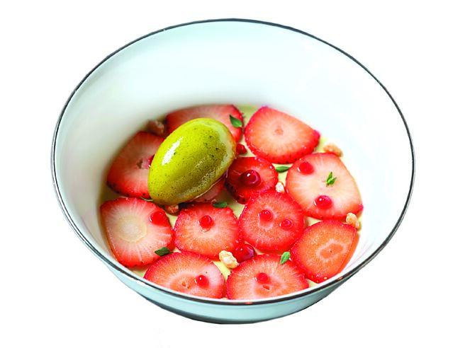 「百里香香草奶酪、草莓、薄荷罗勒百香果雪酪」是将传统义式奶酪融入百里香的温润香气，搭配着香甜多汁的鲜果草莓，并精巧置上以薄荷、罗勒与百香果手工制成的义式雪酪。图／台北文华东方酒店