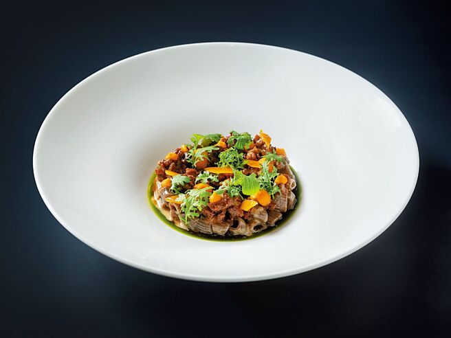 「义式手工咖啡顶针麵、焦化奶油、南瓜、羊肉酱、薄荷」由主厨发挥创意巧思，将咖啡融入纯手工制作的义式顶针麵中，为经典料理注入全新风味。图／台北文华东方酒店