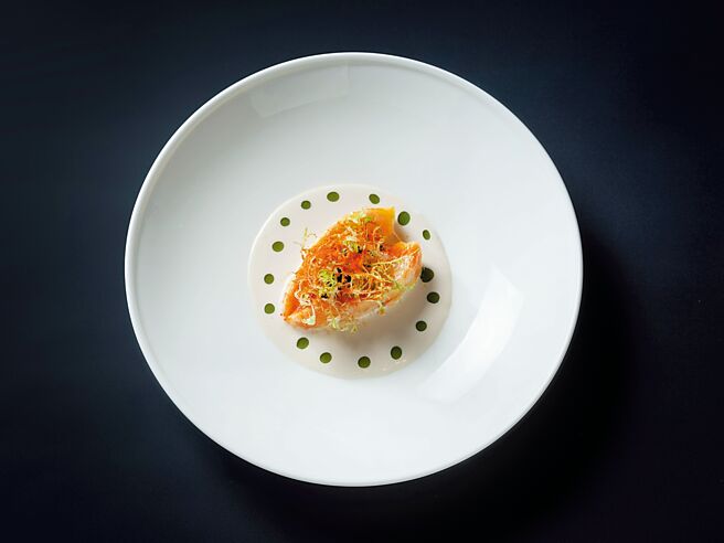 「奶油台湾龙虾、奥赛嘉鱼子酱、松子高汤」是以肉质鲜甜弹牙的龙虾，添入奶油炖煮后蕴藏着香醇气息，佐以丰厚香醇的松子高汤，并搭配奥赛嘉鱼子酱，以咸鲜的奢华香气提升味蕾层次。图／台北文华东方酒店