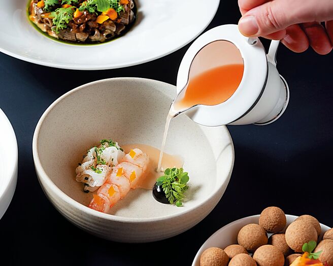 「Bencotto」主厨匠心復刻义式经典海鲜小品集，搭配鲜甜的海鳌虾与墨鱼，并佐以加了辛香的姜汁的墨汁蛋黄酱，衬托出海味的鲜甜口感。图／台北文华东方酒店