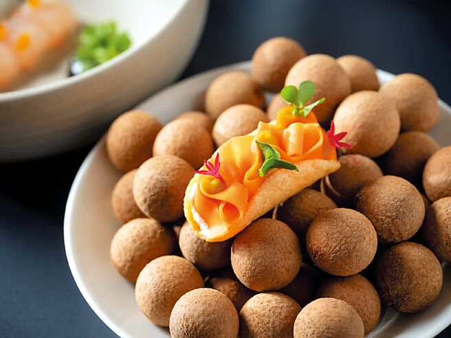 「海鳌虾、墨鱼、威尼斯风味海鲈鱼、墨汁姜味蛋黄酱、酪梨」的威尼斯风味海鲈鱼，为主厨匠心復刻义式经典海鲜小品，承袭源自义大利威尼斯的经典开胃菜肴 「奶油鳕鱼泥」的传统做法。图／台北文华东方酒店