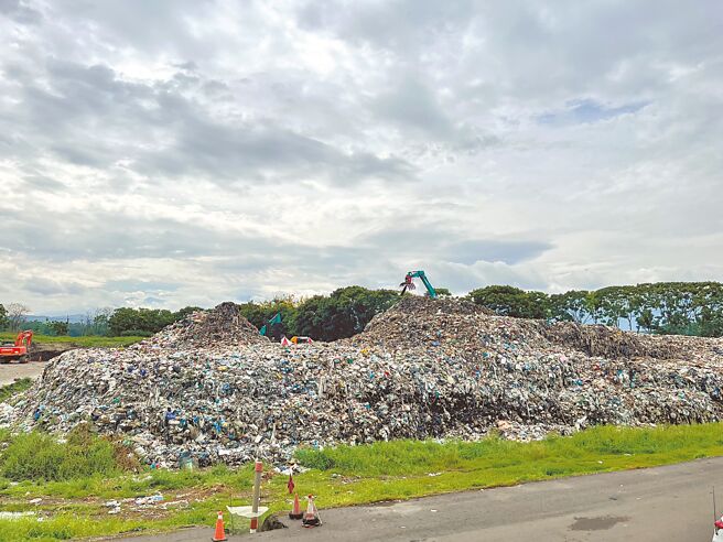 2017年起全台24座垃圾焚化厂进入整改期，在各地堆起一座座垃圾山。（南投县政府提供／杨静茹南投传真）（示意图，与新闻事件无关）