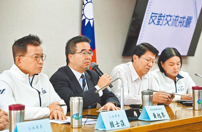 针对陆生一句「中国台北」引绿营围攻，陆委会可能祭出行政处分，马英九基金会执行长萧旭岑与国民党立委举行「请民进党政府高抬贵手，不要对两岸交流戒严」记者会。（姚志平摄）