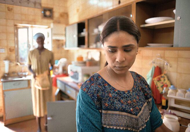 艾曼尤瑟芙饰演北苏丹退休歌手莫娜，心中埋藏着庞大的秘密。（海鹏提供）