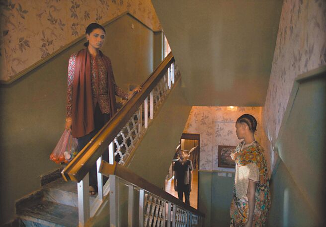 艾曼尤瑟芙（左）饰演的莫娜和希兰莉亚克饰演的茱莉亚，在片中面对人性的考验。（海鹏提供）