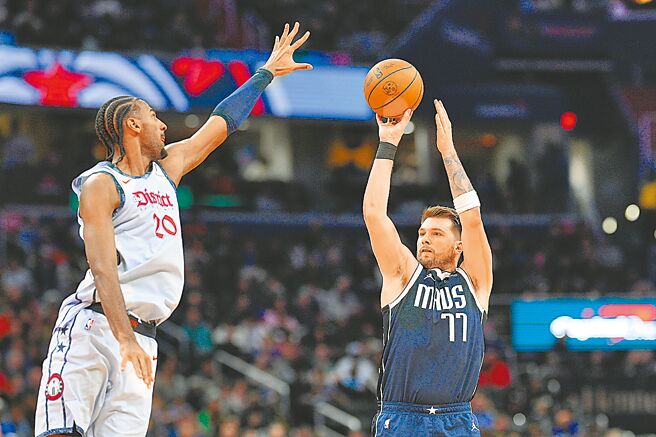 東契奇（右）貢獻大三元，協助獨行俠橫掃地主巫師。（美聯社）