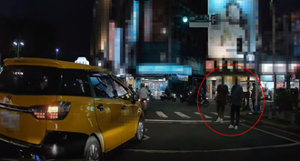 拍到計程車「臨停這地方」載客 駕駛嗨喊：可檢舉成功！