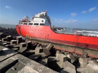 巴拿馬籍油輪台中港外海擱淺 1人疑跳海失蹤！海巡持續搜救