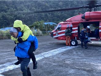 男子獨攀八通關山摔傷骨折 空勤黑鷹直升機成功救援