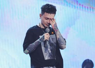 蕭秉治萬人面前淚崩謝女友  事後坦言很怕「挑戰她極限」