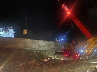 惡劣海象油輪防砂堤擱淺 海巡人員調度吊車救援