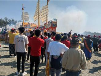 台南萬皇宮建醮今燒王船祈福 大批信眾牽引見證
