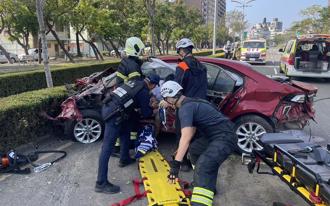 轎車自撞護欄險跌大排 車上4人受困緊急送醫