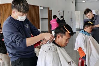 關懷外籍漁工 竹市府發保暖物資、提供義剪服務