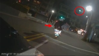 好痛！女騎共享機車突加速 後座慘摔成「在地男子」