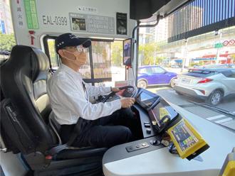 開公車邊介紹風景 台中駕駛化身導遊拚經濟