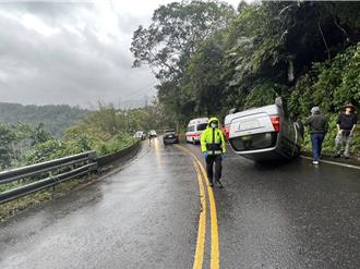 北宜路小客貨自撞翻覆 駕駛急逃現場搬救兵！僅輕傷未送醫