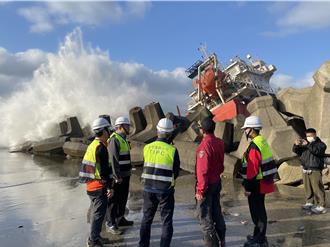 巴拿馬籍油輪擱淺台中 港務公司明日固定船舶及抽油