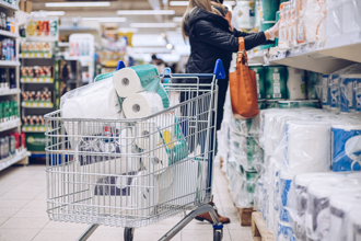 卫生纸串外包装别乱丢！内行人讚「可以当雨衣」：防水耐操超万用