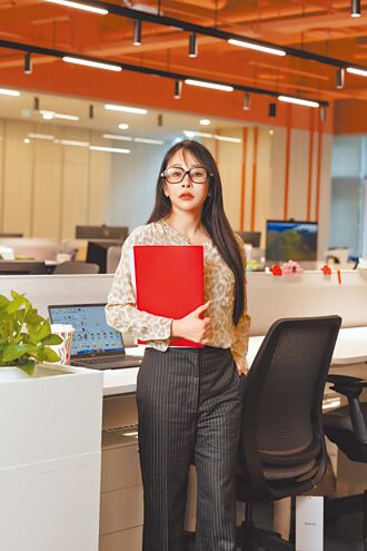 温嵐加入華納音樂 新作化身俏祕書