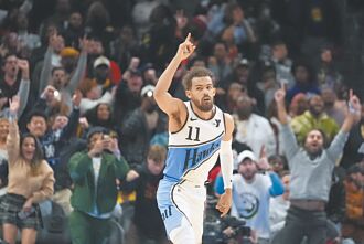 NBA》崔楊準絕殺 老詹空砍大三元