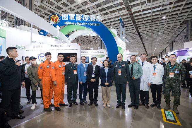 副总统萧美琴前往「台湾医疗科技展」，参观国军医疗体系等展区，肯定国军军阵医学推动成果。（总统府提供）