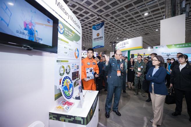副总统萧美琴前往「台湾医疗科技展」，参观国军医疗体系等展区，肯定国军军阵医学推动成果。（总统府提供）