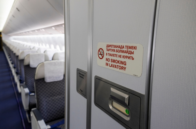 聚集在机上洗手间附近等候如厕，不仅影响周边座位乘客安寧，万一遇到乱流来袭，很可能跌倒重摔。（示意图：shutterstock／达志）