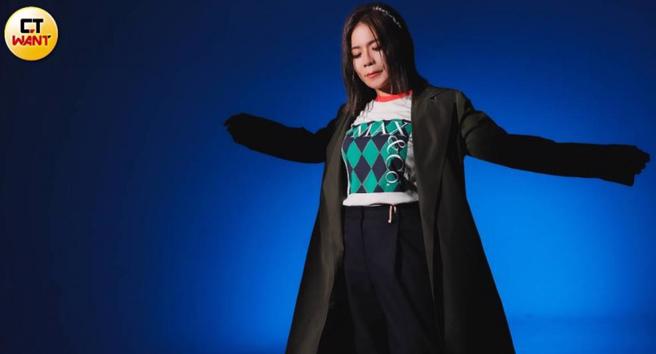 MAX&Co. 科技公爵緞紋布長版風衣18,300元；MAX&Co. &Co.llaboartion "MAD LOVE" BOX T-shirt 7,000元；MAX&Co. 輕量法蘭絨西裝褲10,300元（圖／林士傑攝）