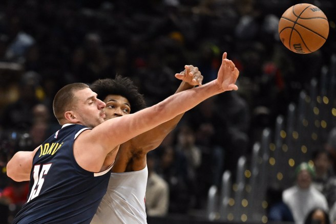 约基奇跟贝格利激烈争抢篮板球，看起来却像共舞。(美联社)