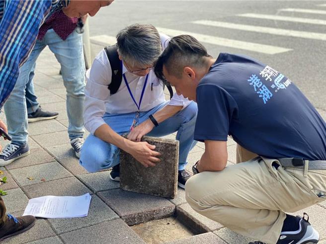 人行道破損或路樹竄根導致路面不平整，路人因而跌倒受傷案件層出不窮，甚至衍生國賠紛爭。台北市議員李明賢指出，台北市目前有待施工人行道758件、面積22.3萬平方公尺，但以目前施工量能要49年才能完成更新，要求北市府加快速度。（台北市議員李明賢提供／劉彥宜台北傳真）