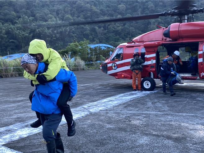 救难人员协助叶男送医。（民眾提供／李京升台中传真）