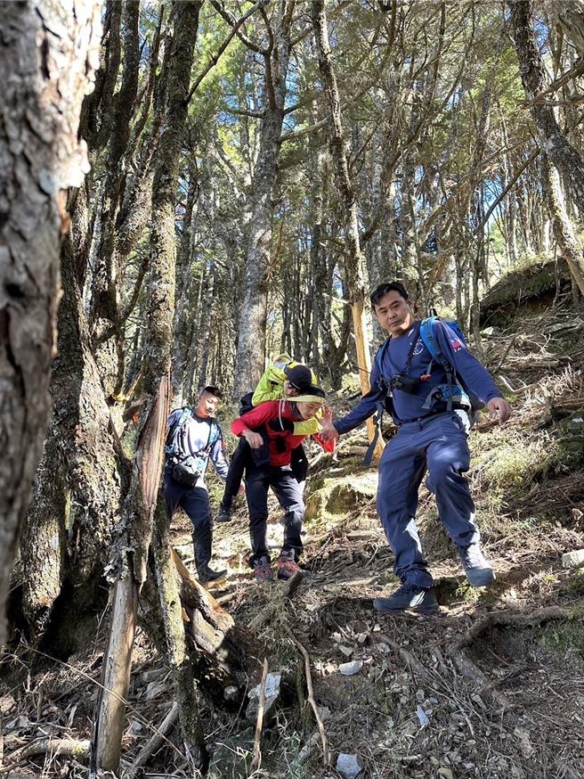 搜救人员以背负方式协助叶男。（民眾提供／李京升台中传真）