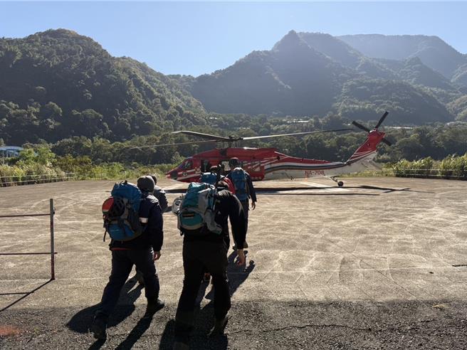 空勤总队派遣直升机救援。（民眾提供／李京升台中传真）