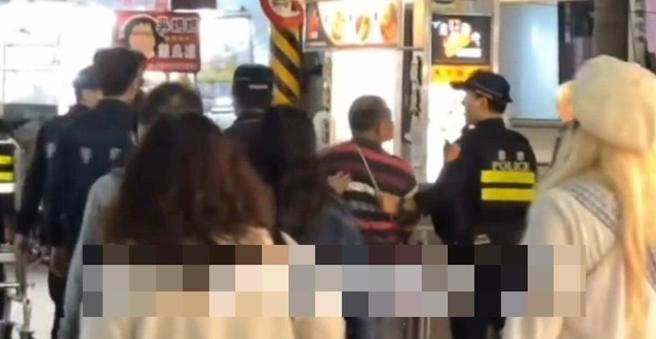 六合夜市一名阿伯遭警察团团围住带走，让游客纳闷发生什么事。（翻摄自「社会事新闻影音」／任义宇高雄传真）